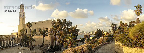 Panorama des alten Jaffa mit St. Peter Kirche und Kloster auf der linken Seite. Tel Aviv ist in der Ferne zu sehen.