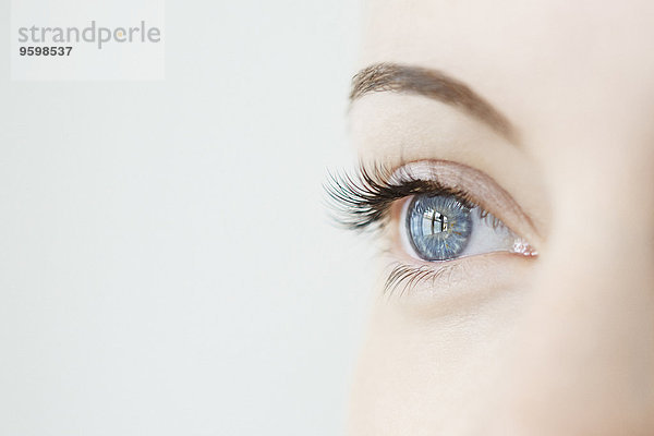 Studio Nahaufnahme von mittleren erwachsenen Frauen mit Blick auf das blaue Auge