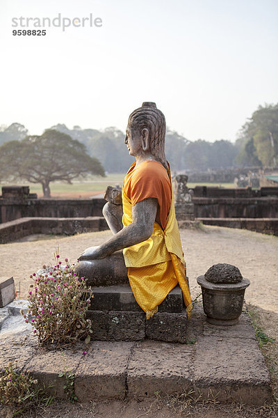 Seitenansicht der alten Buddha-Skulptur  Siem Reap  Kambodscha