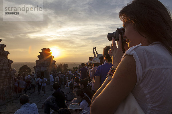 Mädchen fotografiert alten Tempel bei Sonnenuntergang  Siem Reap  Kambodscha