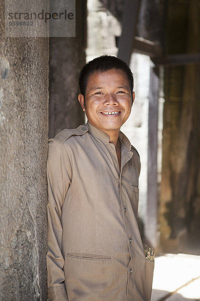 Kambodscha Mann steht am Tempel  Siem Reap  Kambodscha