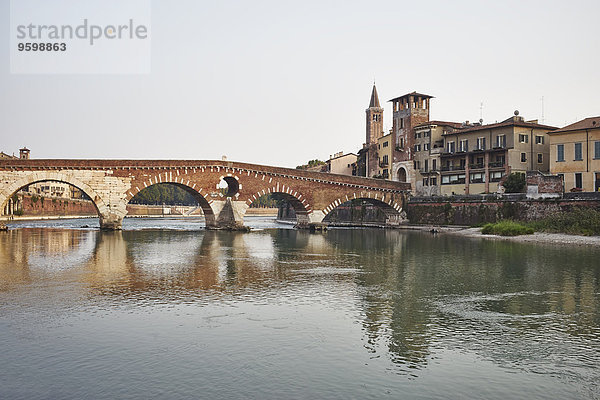 Ponte Pietra  Etsch und Stadtbild  Verona  Italien