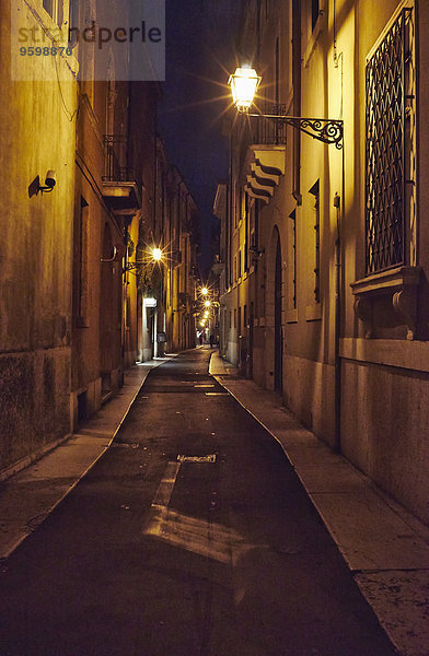 Schmale Straße in der Abenddämmerung  Verona  Italien