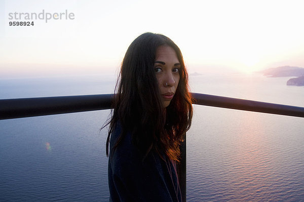 Porträt einer jungen Frau  die über die Schulter schaut  Marseille  Frankreich
