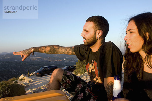 Junges Paar mit Blick aufs Meer  Marseille  Frankreich