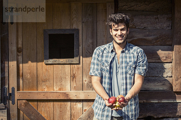 Porträt eines jungen Bauern mit Äpfeln  Premosello  Verbania  Piemonte  Italien