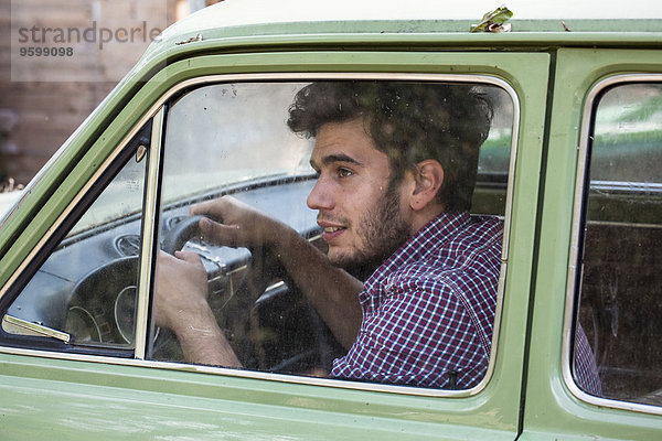 Junger Bauer mit Blick aus dem Autofenster  Premosello  Verbania  Piemonte  Italien