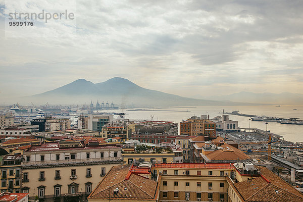 Blick auf den Vesuv über Neapel  Italien