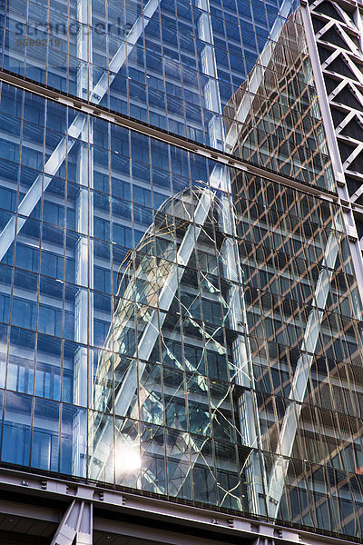 Die Gurke reflektiert im Leadenhall Building  London  England