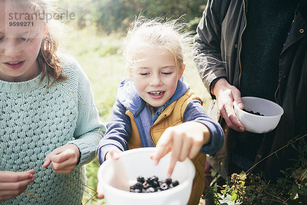 Zwei Mädchen mit Brombeeren in der Schale