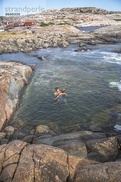 Menschlicher Vater Sohn Meer schwimmen