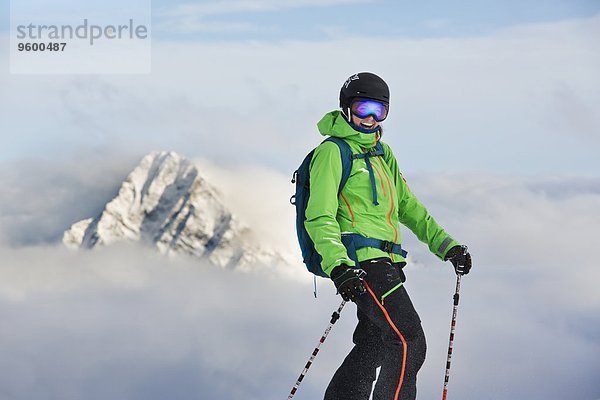 Berg Fröhlichkeit Skifahrer hoch oben