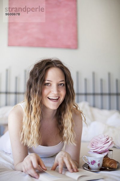 junge Frau junge Frauen lächeln Bett
