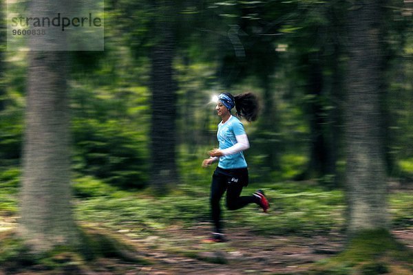 Frau rennen Wald