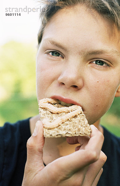 Junge - Person essen essend isst Knäckebrot