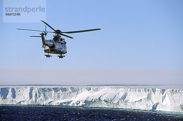 Eisberg über Meer Hubschrauber