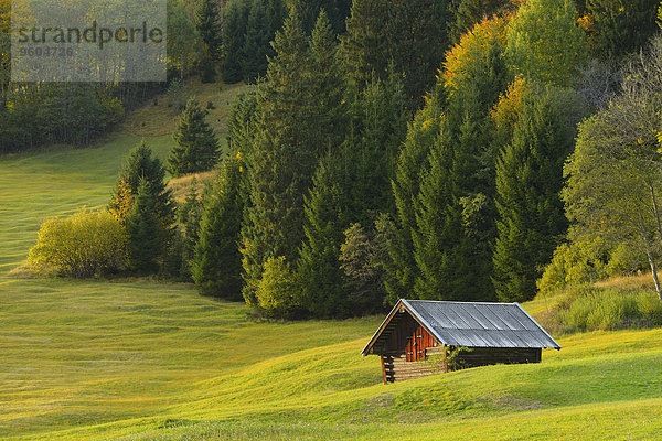 nahe Scheune Herbst Heu Bayern Deutschland Oberbayern Werdenfelser Land