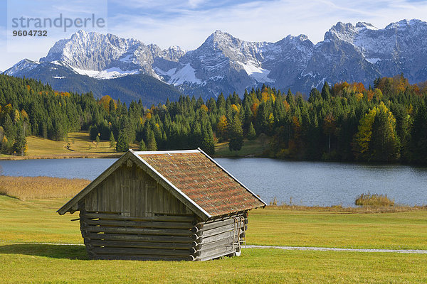 Berg See Scheune Heu Karwendelgebirge Deutschland Oberbayern Werdenfelser Land
