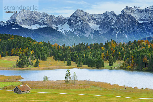 Berg See Herbst Karwendelgebirge Bayern Deutschland Oberbayern Werdenfelser Land
