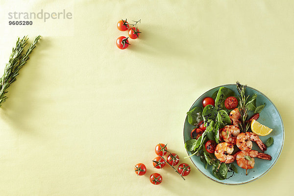 Studioaufnahme über Weintraube Tomate Ansicht Spinat Krabbe