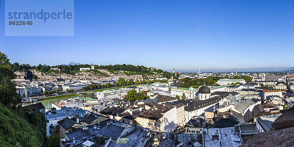 Österreich  Salzburger Land  Salzburg  Blick über Neustadt  Dreifaltigkeitskirche  Hotel Bristol und Schloss Mirabell