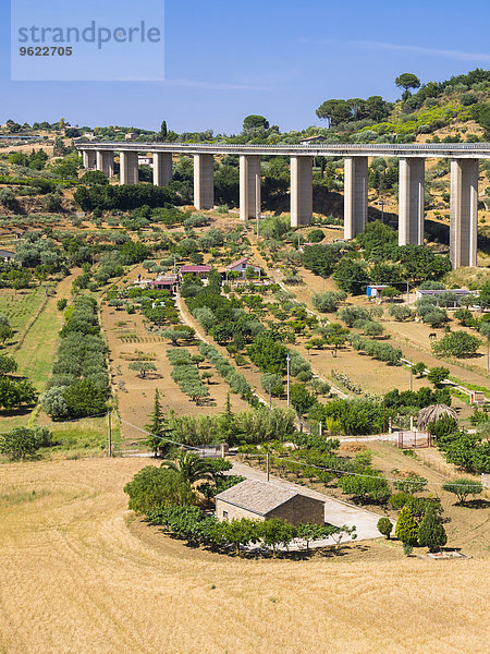 Italien  Sizilien  Provinz Enna  Autobahnbrücke über das Agrargebiet bei Piazza Armerina