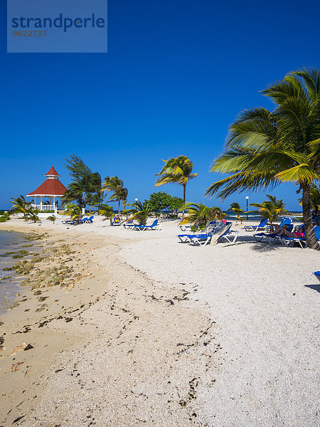 Jamaika  Runaway Bay  Strand mit Pavillon