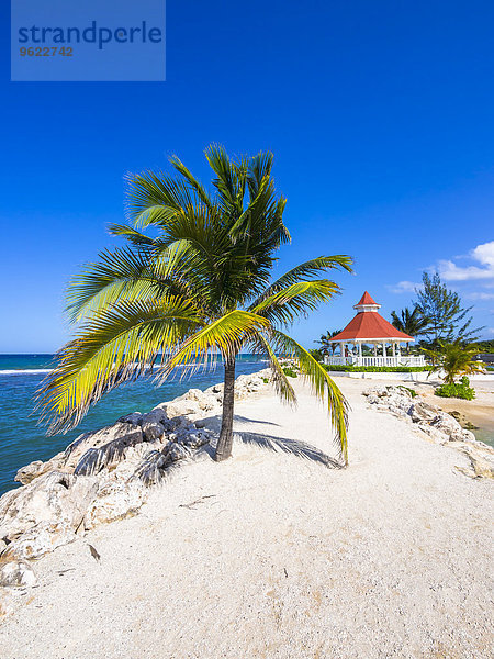Jamaika  Runaway Bay  Strand mit Pavillon