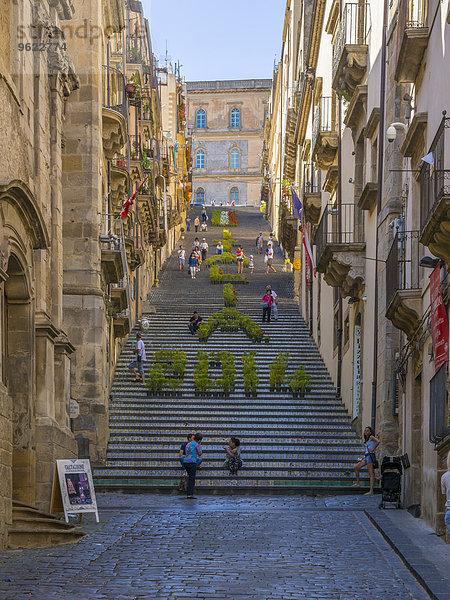Italien  Sizilien  Caltagirone  Treppe Maria del Monte zwischen den Fassaden