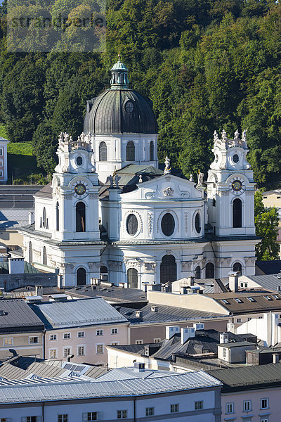 Österreich  Salzburg  Stadtbild mit Hochschulkirche vom Kapuzinerberg aus gesehen