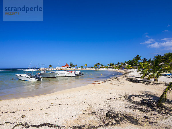 Jamaika  Runaway Bay  Strand mit Motorbooten