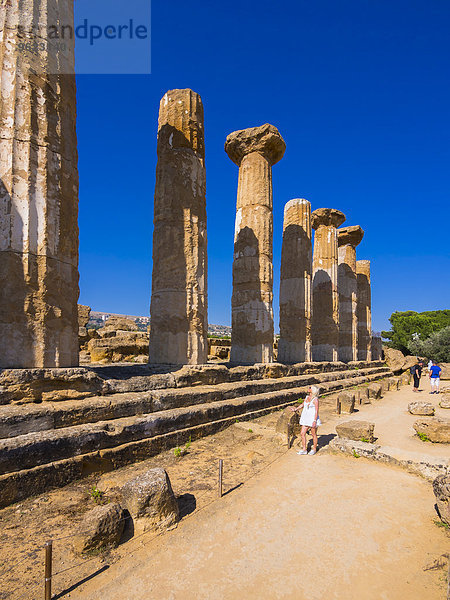 Italien  Sizilien  Säulen am Herkulestempel vor blauem Himmel