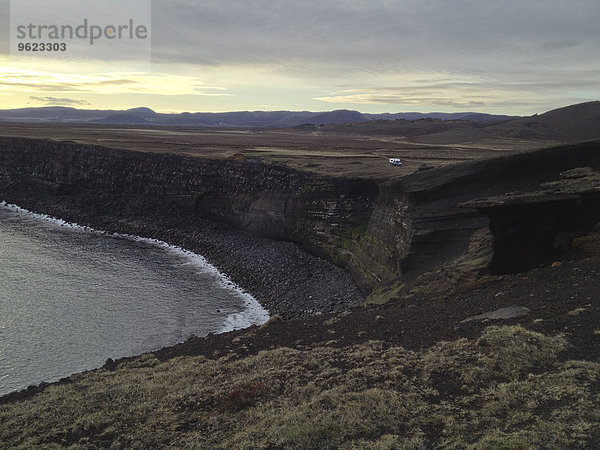 Island  Haelsvik  Blick auf die Steilküste bei Dämmerung