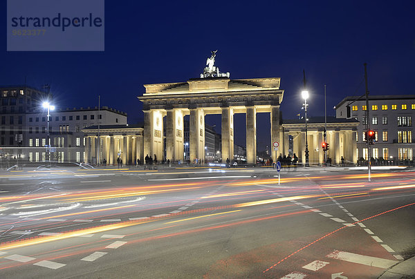 Deutschland  Berlin  Brandenburger Tor  Ort des 18. März abends
