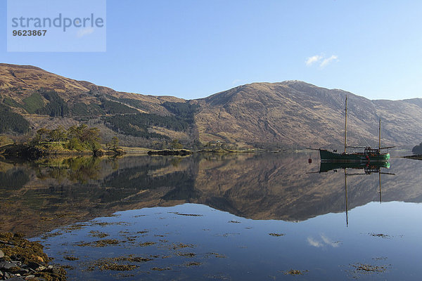 UK  Schottland  Highlands  Glen Coe  Boot auf dem See