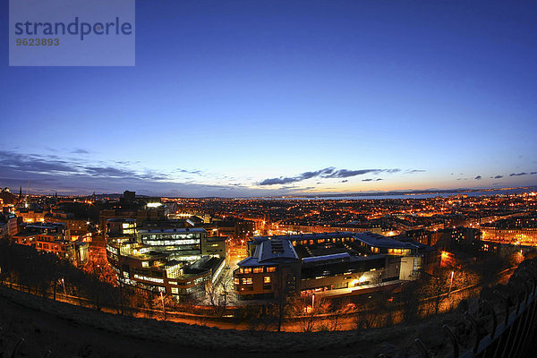 UK  Schottland  Edinburgh  Stadtbild zur blauen Stunde