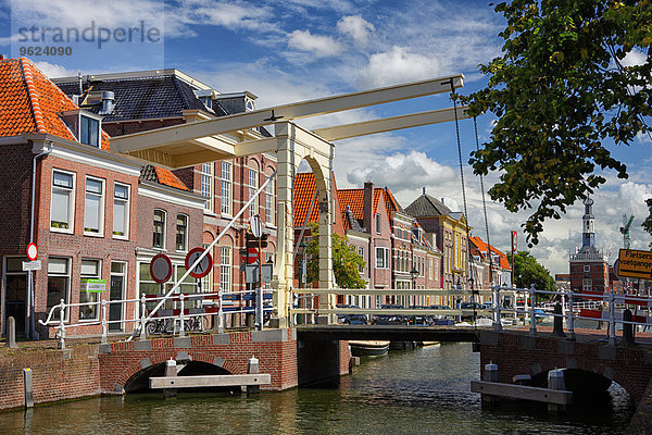 Niederlande  Alkmaar  Townsacpe mit Brücke