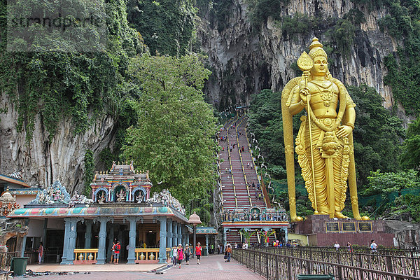 Malaysia  goldene Statue von Murugan vor den Batu-Höhlen