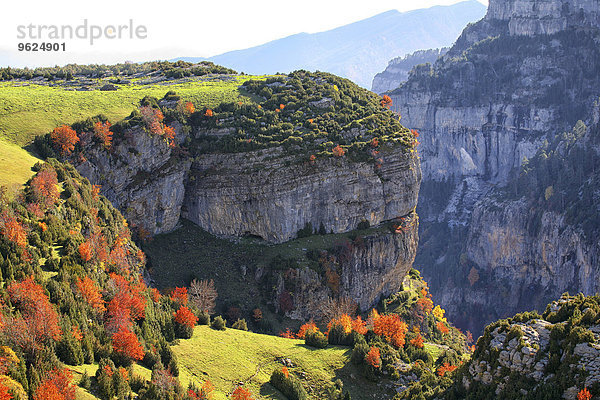 Spanien  Nationalpark Ordesa  Berglandschaft mit Schlucht