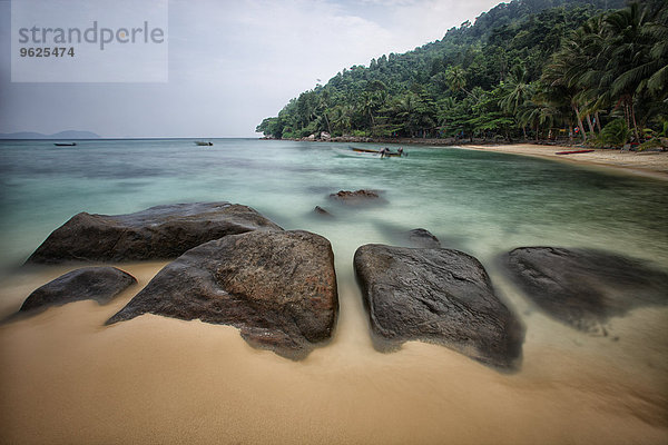 Malaysia  Tioman Island  Strand mit Felsblöcken