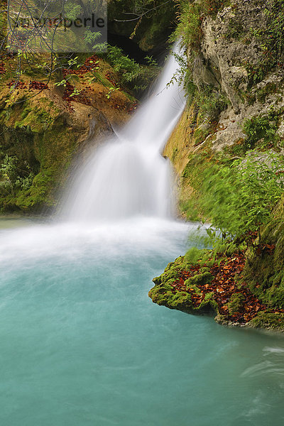 Spanien  Navarra  Naturpark Urbasa-Andien  Urederra  Wasserfall