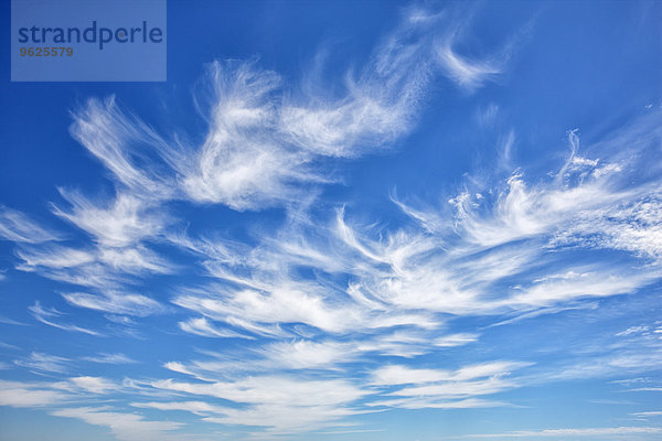 Portugal  Cirruswolken am blauen Himmel
