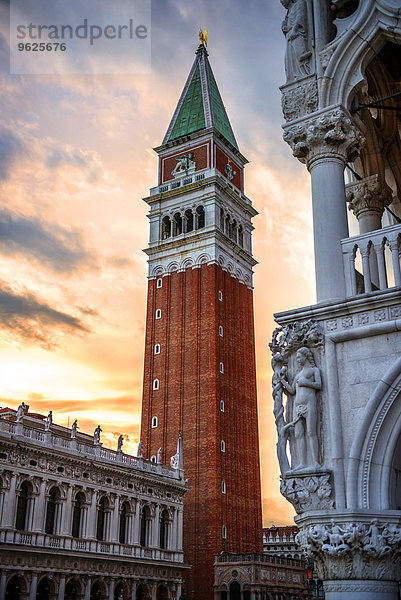 Italien  Venedig  St. Mark's Campanile in der Abenddämmerung