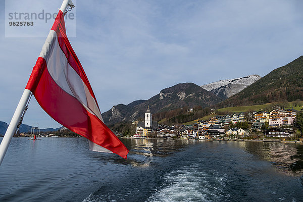 Österreich  Salzburger Land  St. Wolfgang am Wolfgangsee mit Fahne im Vordergrund