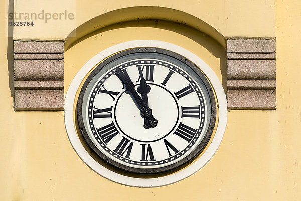 Österreich  Kirchturmuhr schwingt fünf bis zwölf Uhr