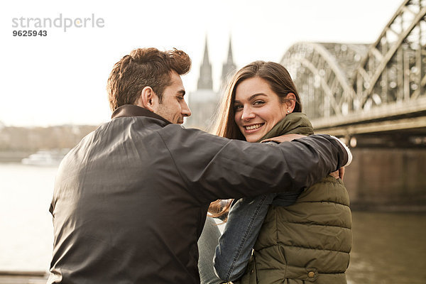 Deutschland  Köln  glückliches junges Paar auf Stadtrundfahrt