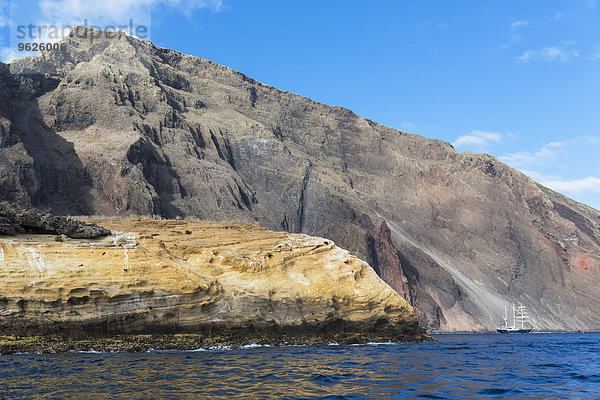 Ecuador  Galapagos Inseln  Isabella Insel  Segelschiff an der Küste