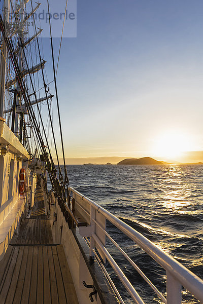 Pazifischer Ozean  Segelschiff auf den Galapagosinseln