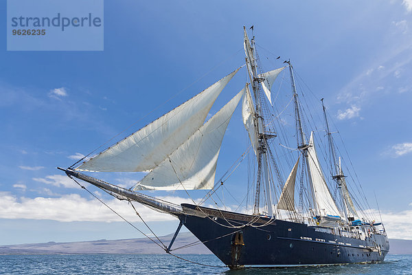 Pazifischer Ozean  Segelschiff unter Segel auf den Galapagos Inseln