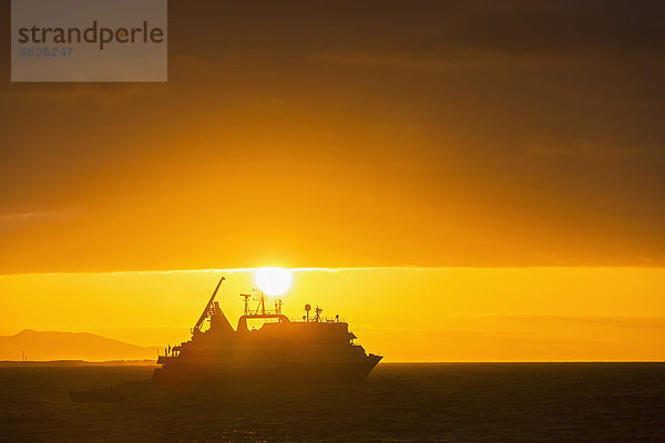 Pazifik  Galapagosinseln  Rabida  Kreuzfahrtschiff bei Sonnenaufgang